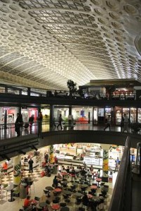 Innerhalb der Union Station; oben und in der Mitte eine Shopping Mall, unten der Food Court