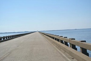 Eine der Brücken, die die Outer Banks mit dem Festland verbindet.