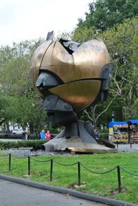 Diese Statue war zwischen den Twin Towers und wartet nun auf weiter Verwendung.
