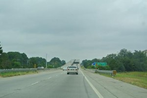 Die Strasse, die nach Oben ins Nichts führt ist eine lange, runde Brücke...